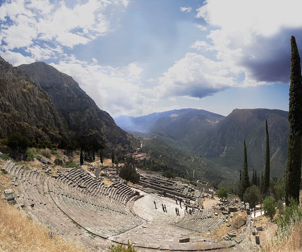 Delphes, vue du théâtre et des ruines du temple d'Apollon