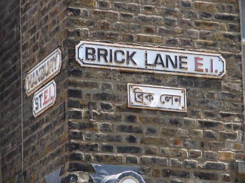 Affichage bilingue des rues dans le quartier de Brick Lane