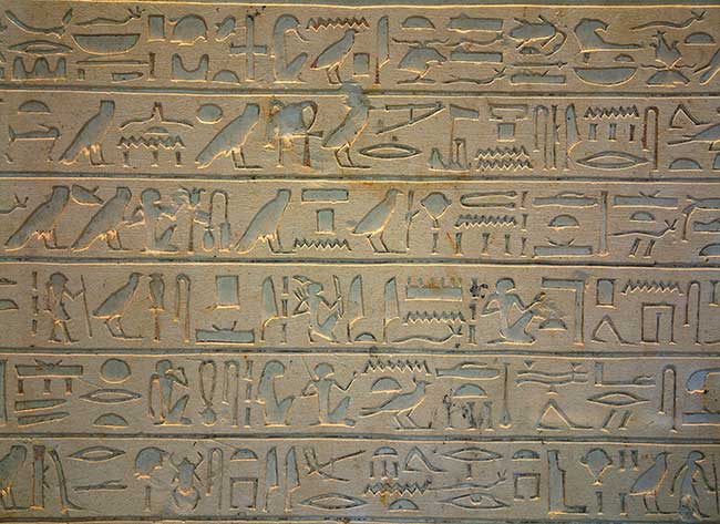 Hiéroglyphes gravés sur la stèle d'Intef au musée du Louvre