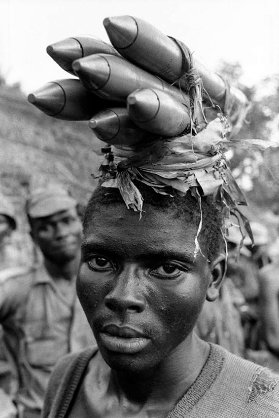 Soldat ibo pendant la guerre civile au Biafra opposant plusieurs minorités du pays