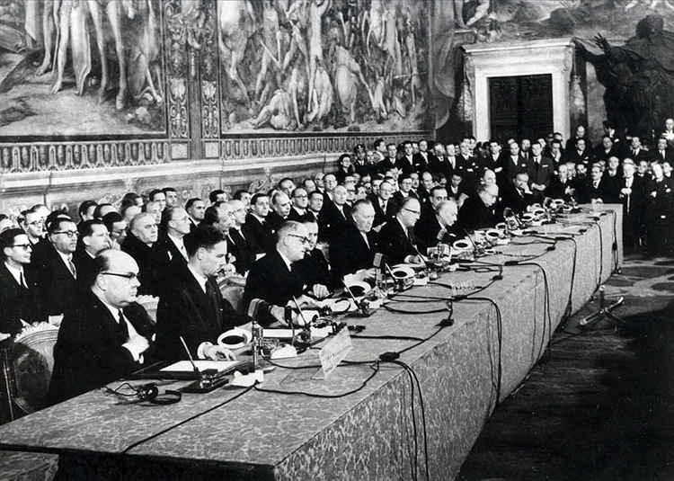 Signature des traités de Rome le 25 mars 1957 dans la chapelle Sixtine