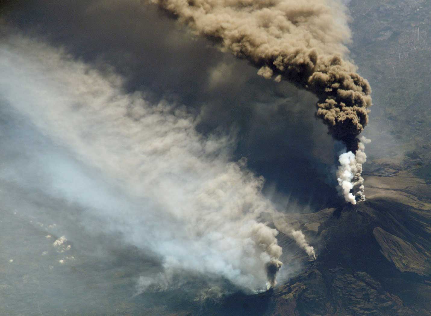 Nuage de fumée, éruption de l'Etna