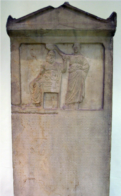 La démocratie couronne le peuple, stèle de marbre du IVe siècle av. J.-C.
