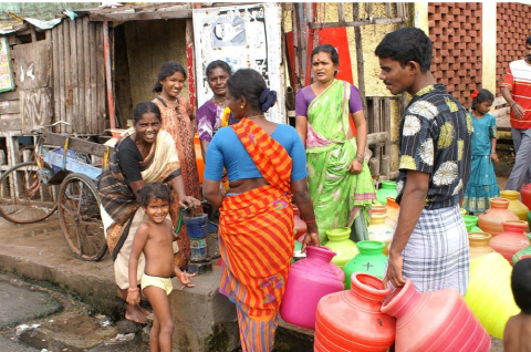 Une borne-fontaine dans un quartier urbain en Inde
