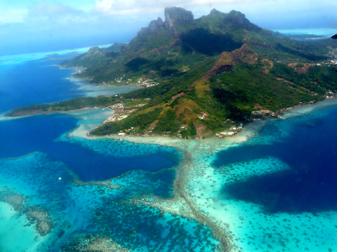 Île volcanique de Bora-Bora et son lagon entouré d'un récif corallien en Polynésie française
