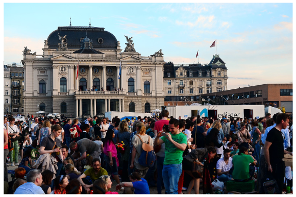 Une foule d'êtres humains : tous semblables, mais tous différents
